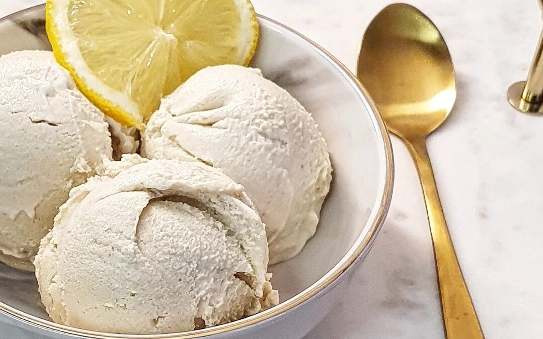 Cremiges veganes Caschew-Eis proteinreich und ohne raffinierten Zucker