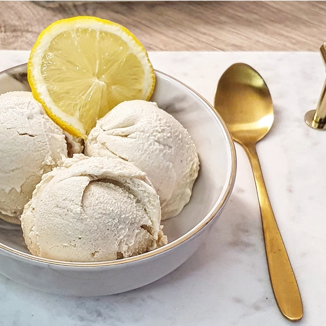 Cremiges veganes Caschew-Eis proteinreich und ohne raffinierten Zucker