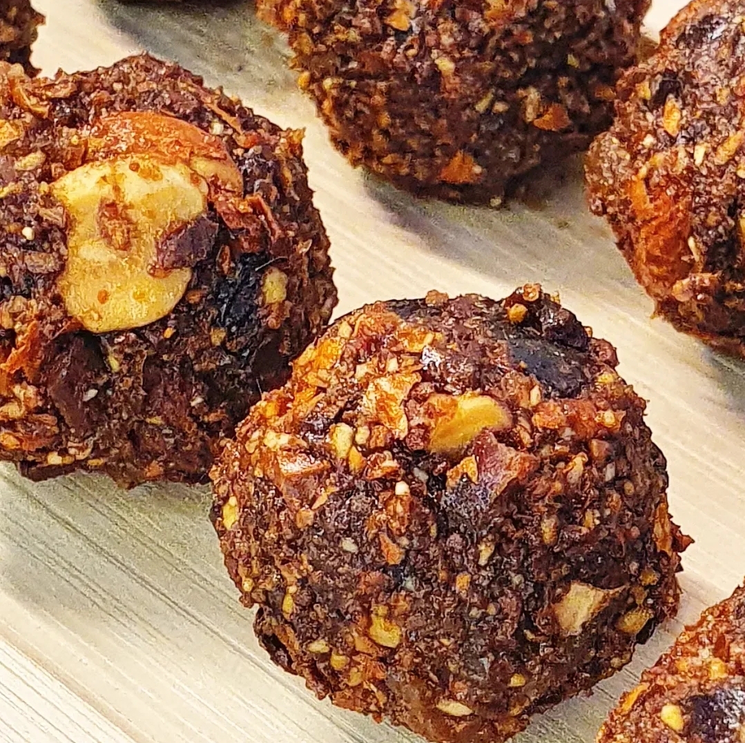 ENERGY BALLS MIT APRIKOSENKERNEN UND ZITRONE vegan und ohne raffinierten Zucker