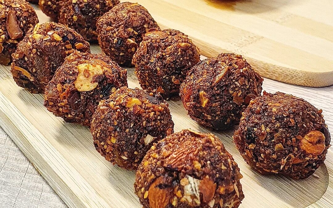 ENERGY BALLS MIT APRIKOSENKERNEN UND ZITRONE vegan und ohne raffinierten Zucker