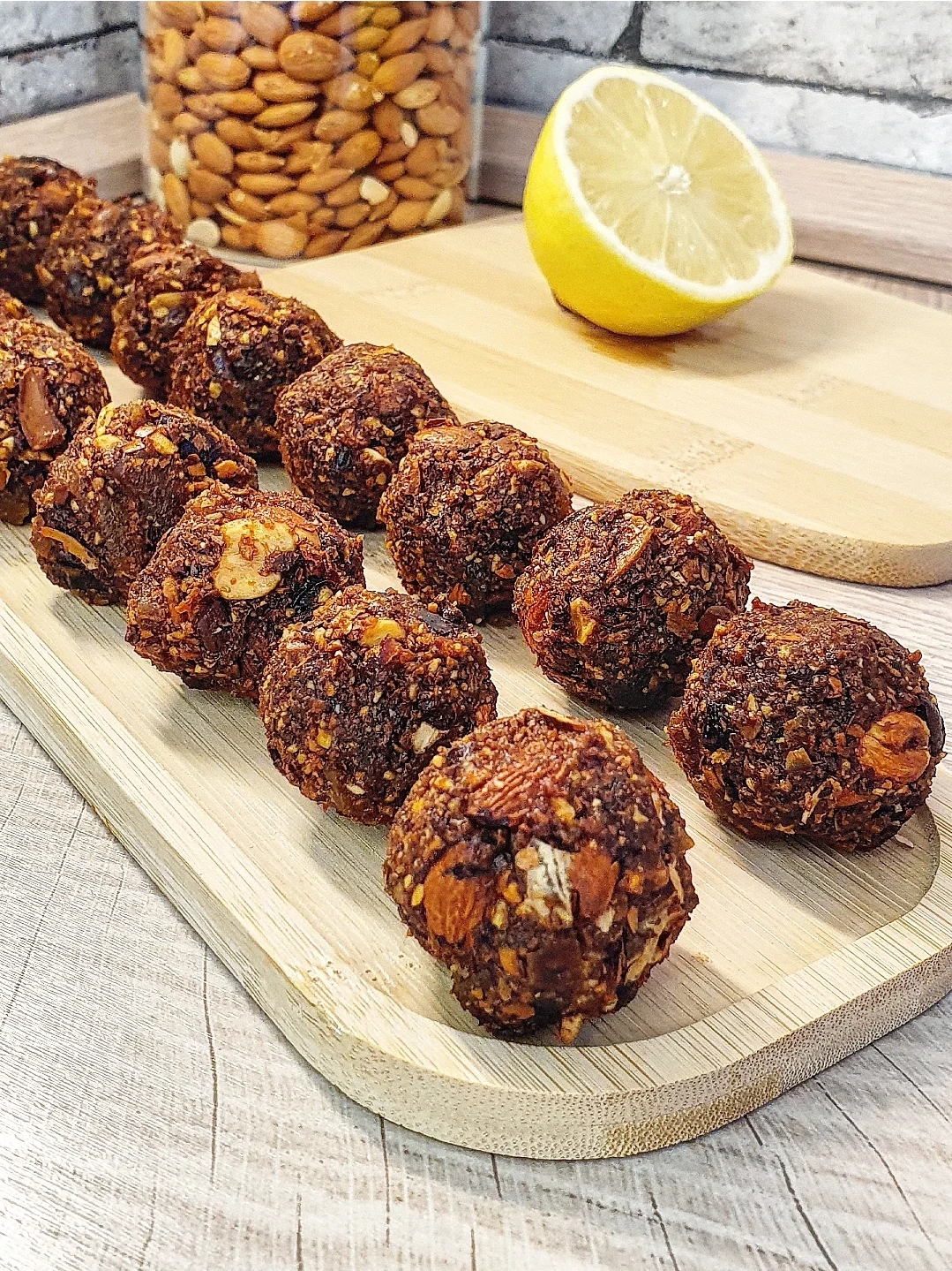 ENERGY BALLS MIT APRIKOSENKERNEN UND ZITRONE vegan und ohne raffinierten Zucker