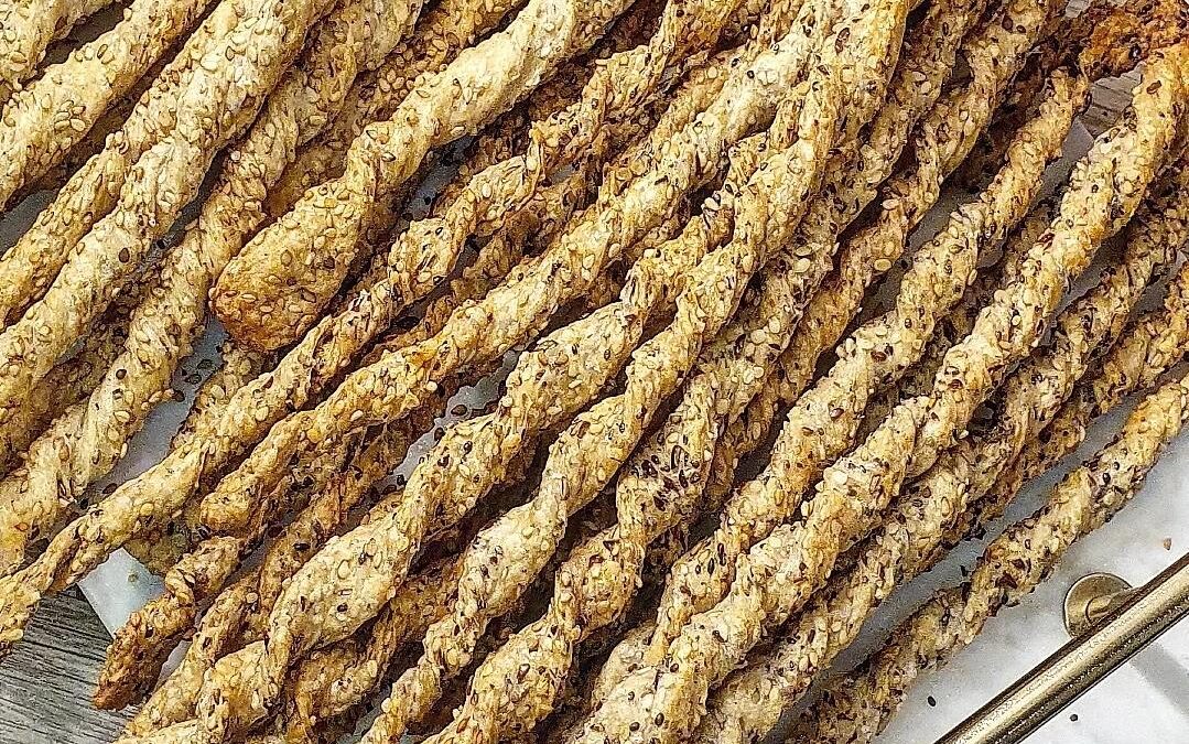 KNUSPRIGE SESAM-SPIRALSTANGEN vegan und ballaststoffreich