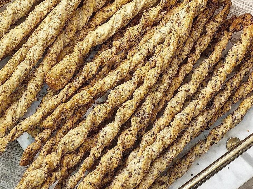 KNUSPRIGE SESAM-SPIRALSTANGEN vegan und ballaststoffreich