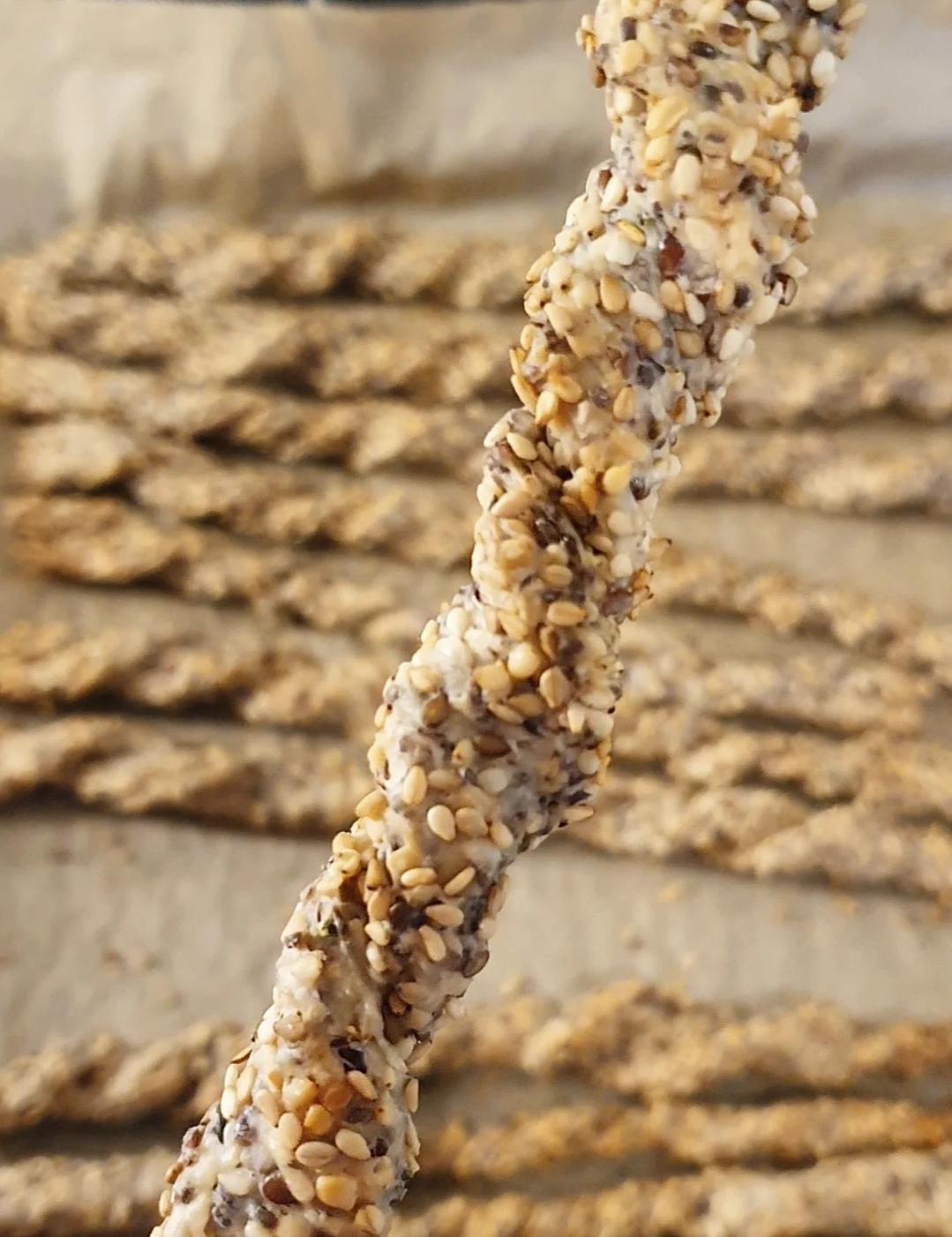 KNUSPRIGE SESAM-SPIRALSTANGEN vegan und ballaststoffreich