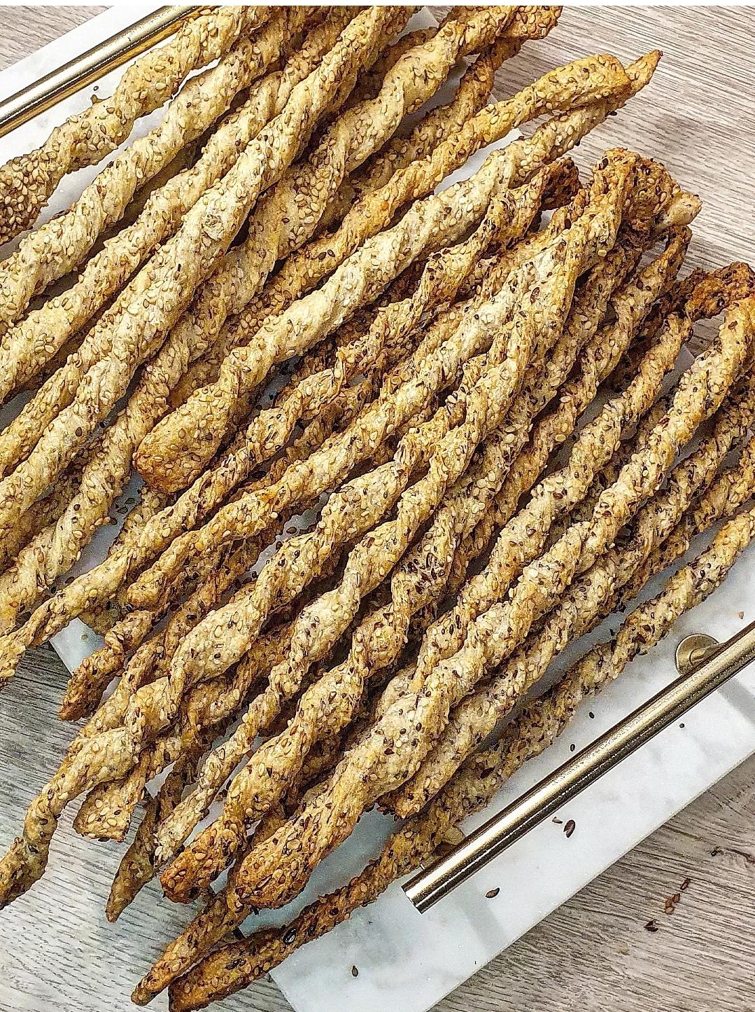 KNUSPRIGE SESAM-SPIRALSTANGEN vegan und ballaststoffreich
