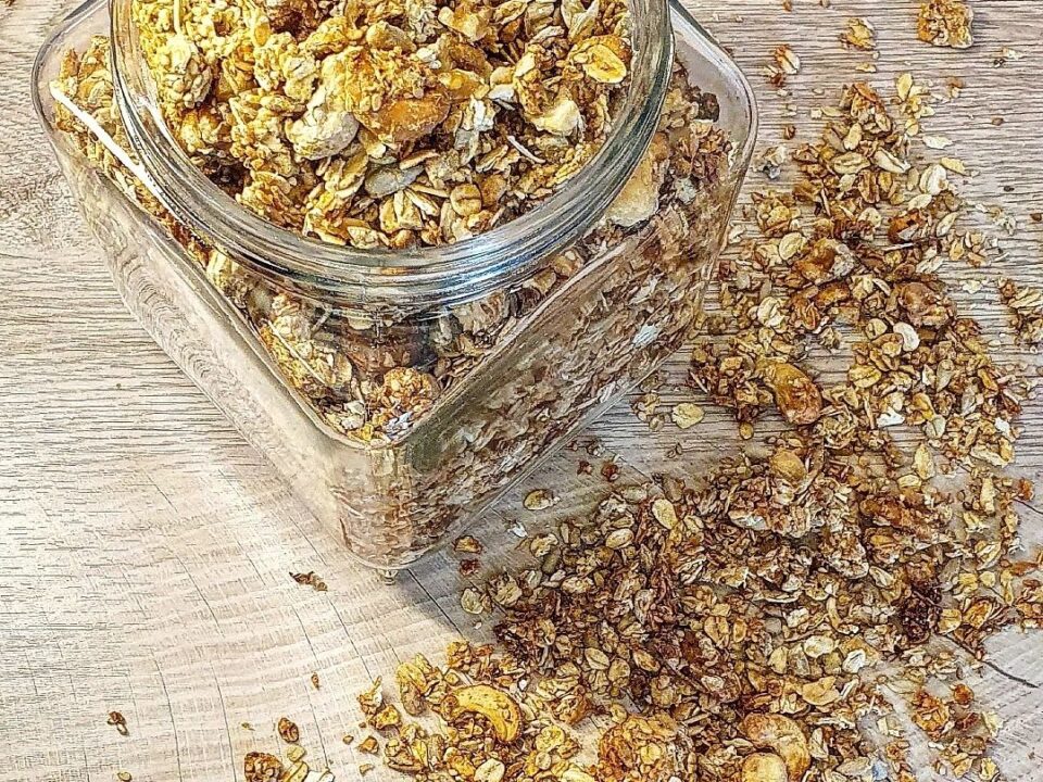 GRANOLA MIT WALNÜSSEN UND SONNENBLUMENKERNEN vegan und ohne raffinierten Zucker