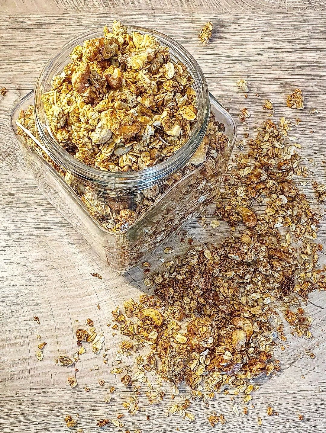 GRANOLA MIT WALNÜSSEN UND SONNENBLUMENKERNEN vegan und ohne raffinierten Zucker