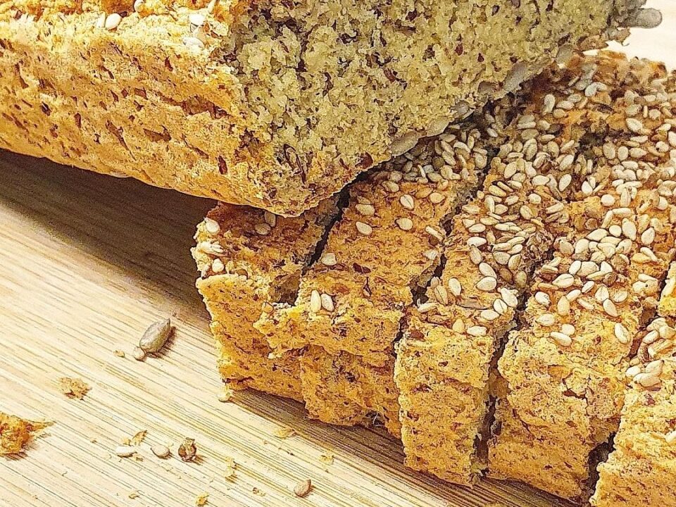 GLUTENFREIES LINSENBROT vegan und proteinreich