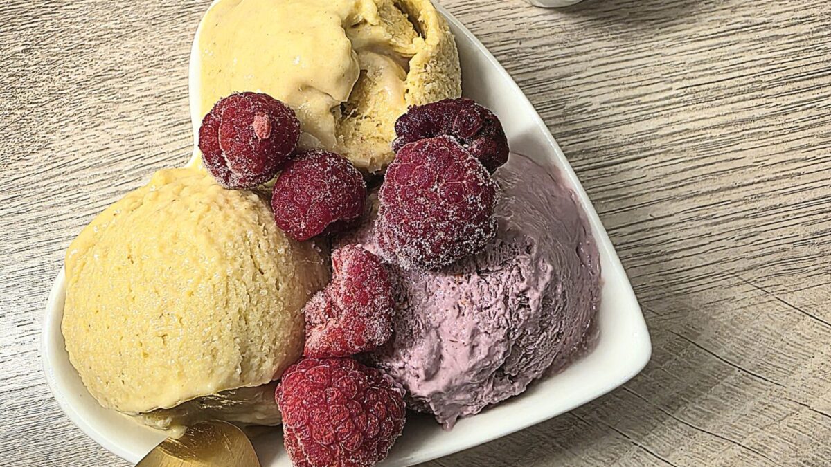 CREMIGES EIS AUS MANGO UND KOKOSJOGHURT