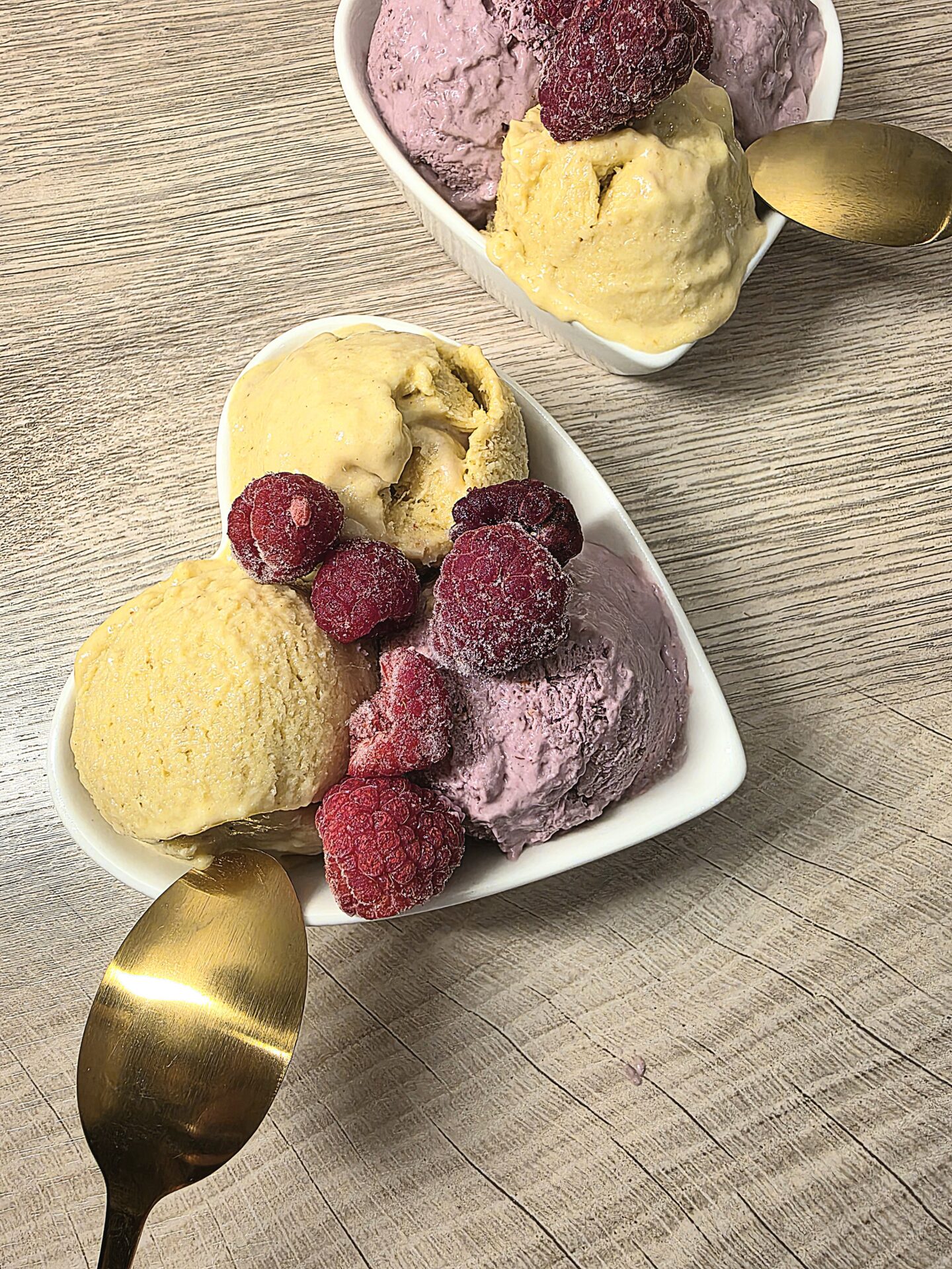 CREMIGES EIS AUS MANGO UND KOKOSJOGHURT