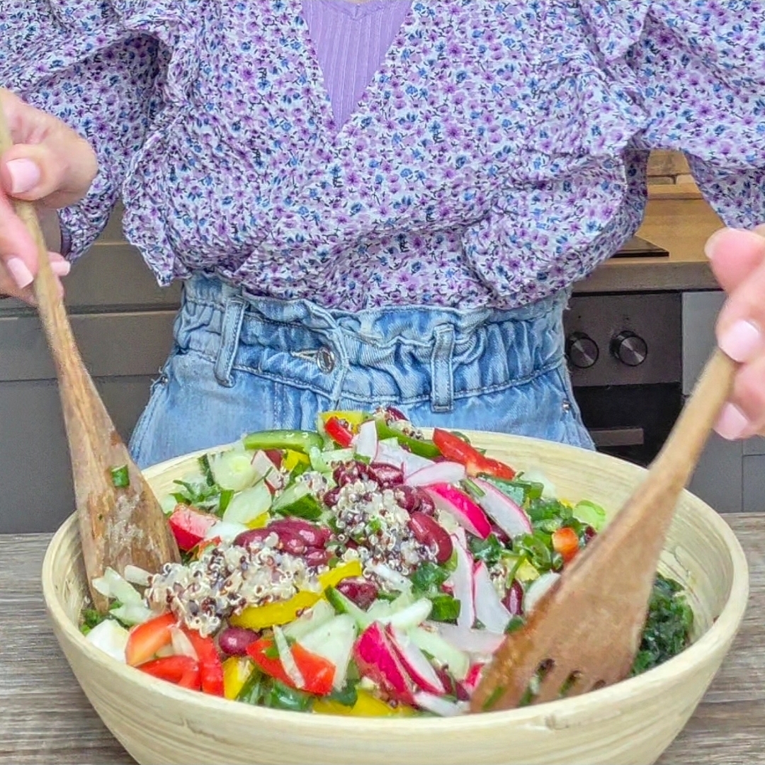 SALAT MIT QUINOA UND ROTEN BOHNEN