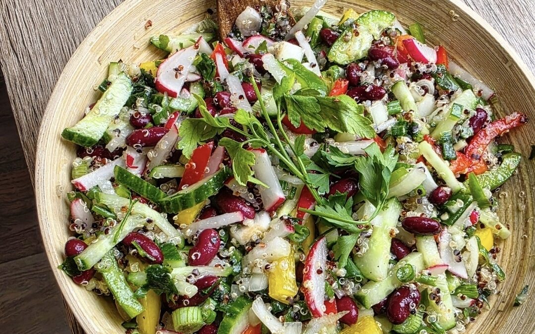 SALAT MIT QUINOA UND ROTEN BOHNEN
