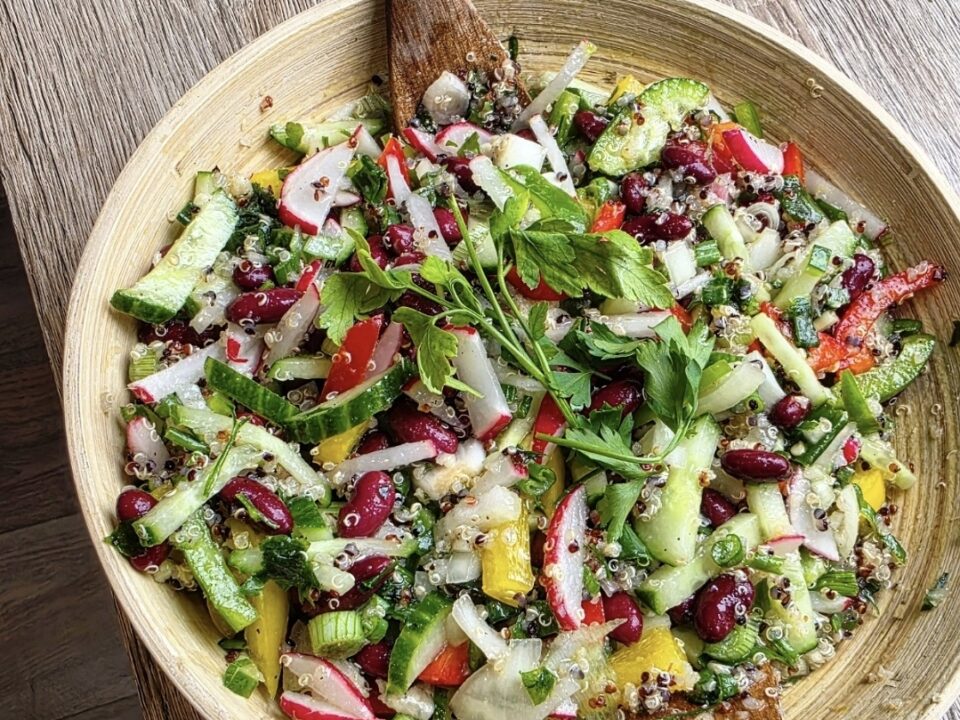 SALAT MIT QUINOA UND ROTEN BOHNEN