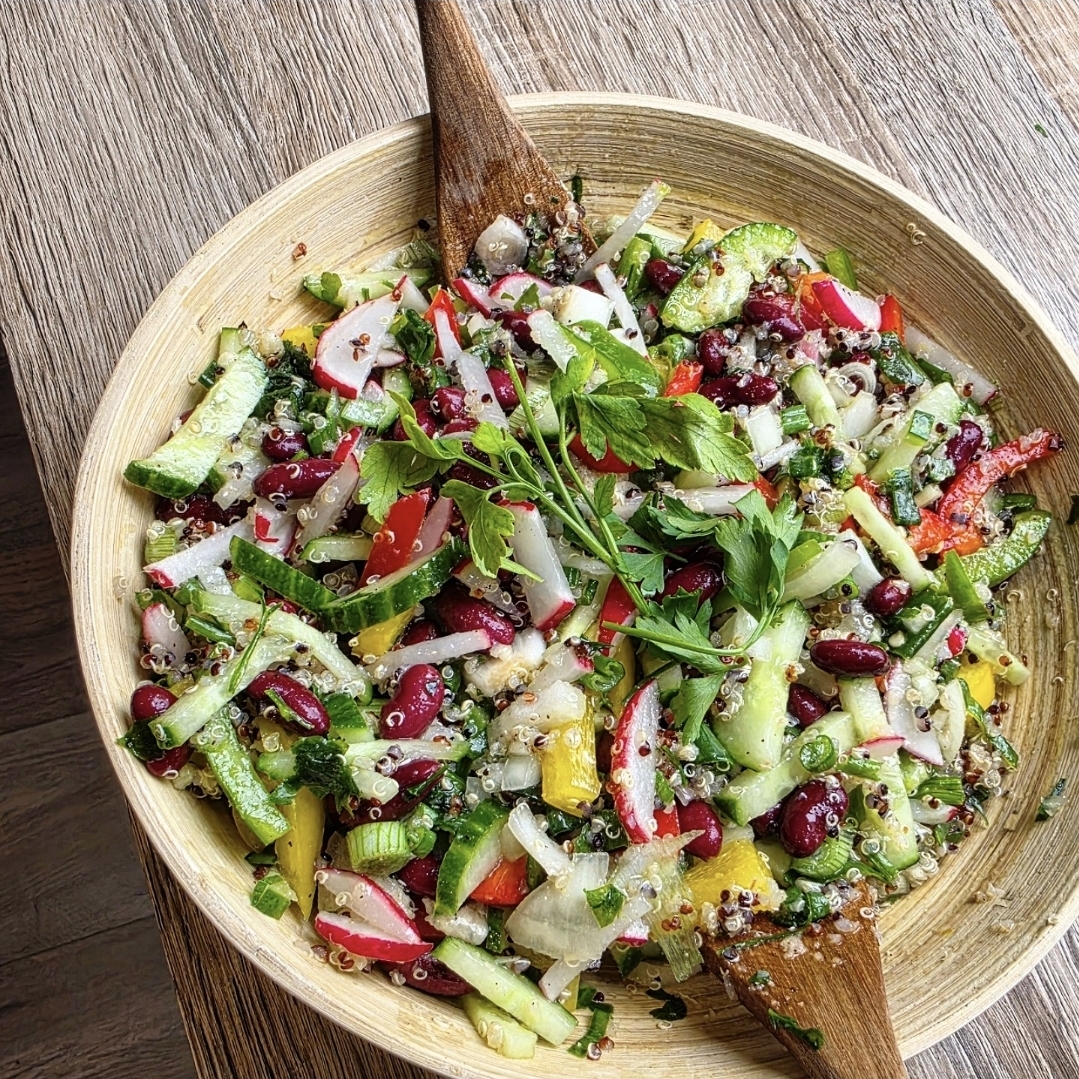 SALAT MIT QUINOA UND ROTEN BOHNEN