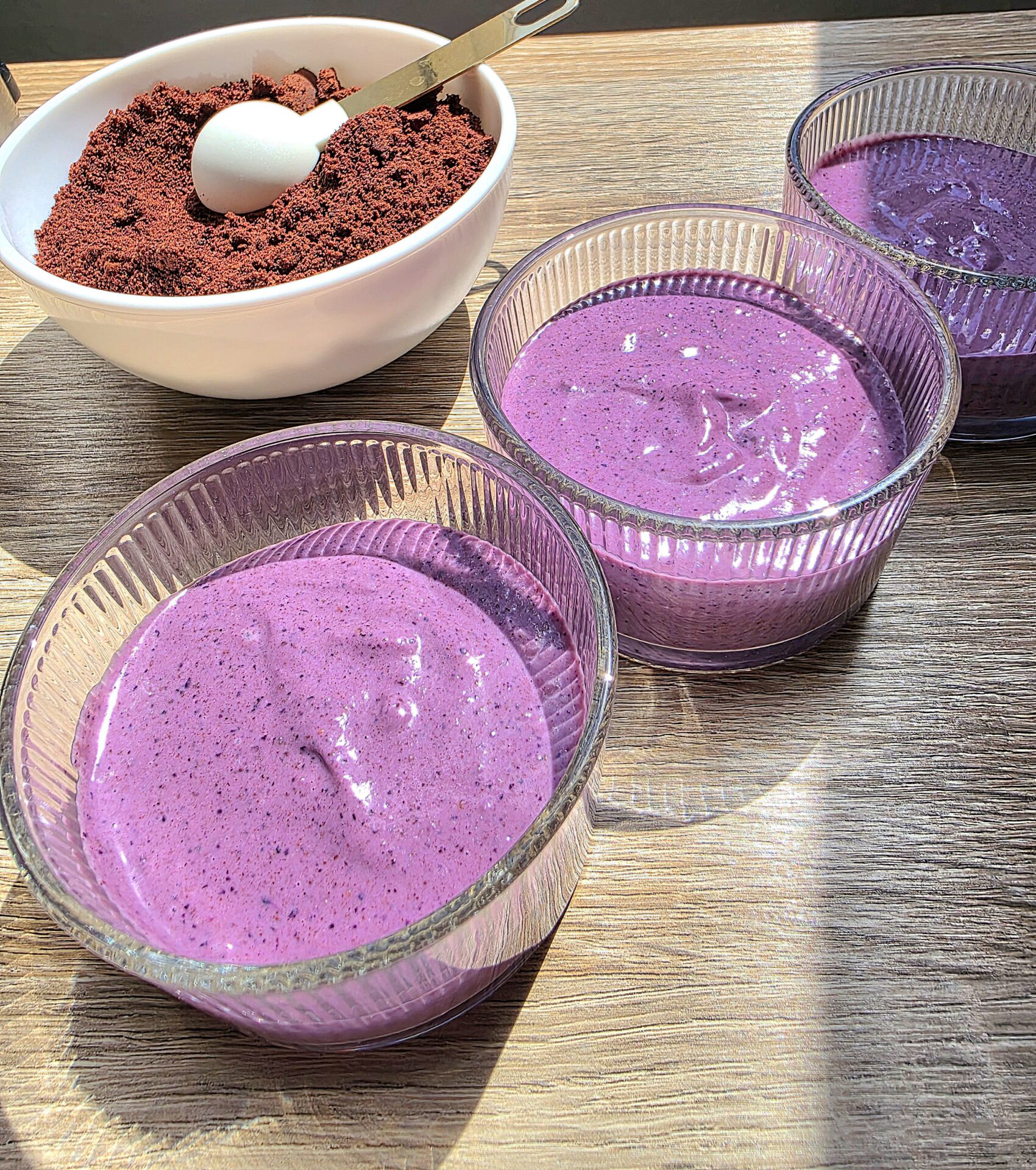 VEGANES BLAUBEER-EIS MIT KAKAONIBS