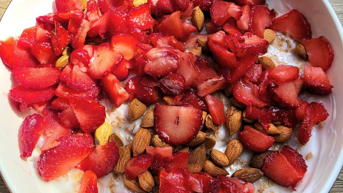 BUCHWEIZENFLOCKEN MIT VEGANEM JOGHURT UND APRIKOSENKERNEN