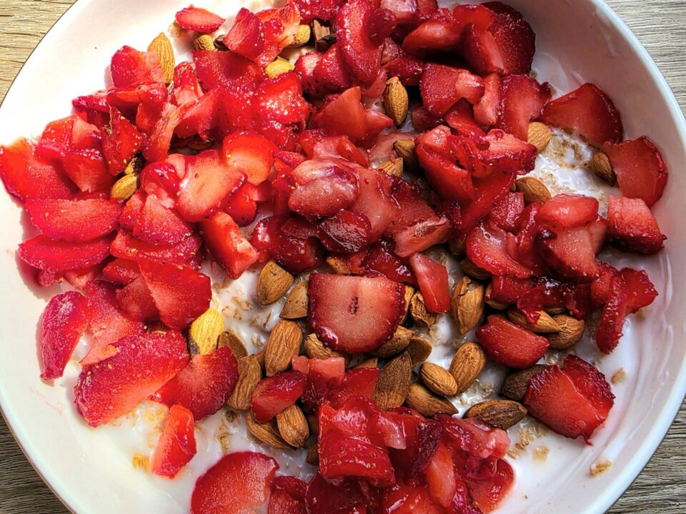 BUCHWEIZENFLOCKEN MIT VEGANEM JOGHURT UND APRIKOSENKERNEN