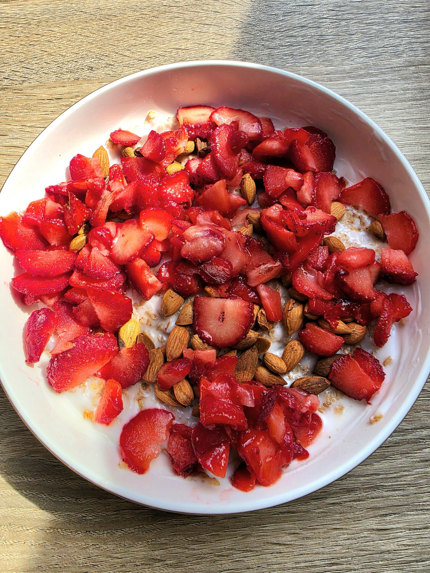 BUCHWEIZENFLOCKEN MIT VEGANEM JOGHURT UND APRIKOSENKERNEN