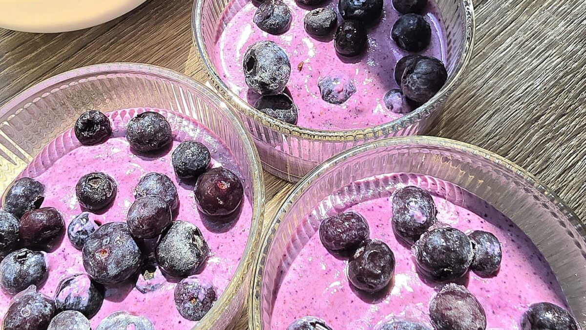 VEGANES BLAUBEER-EIS MIT KAKAONIBS