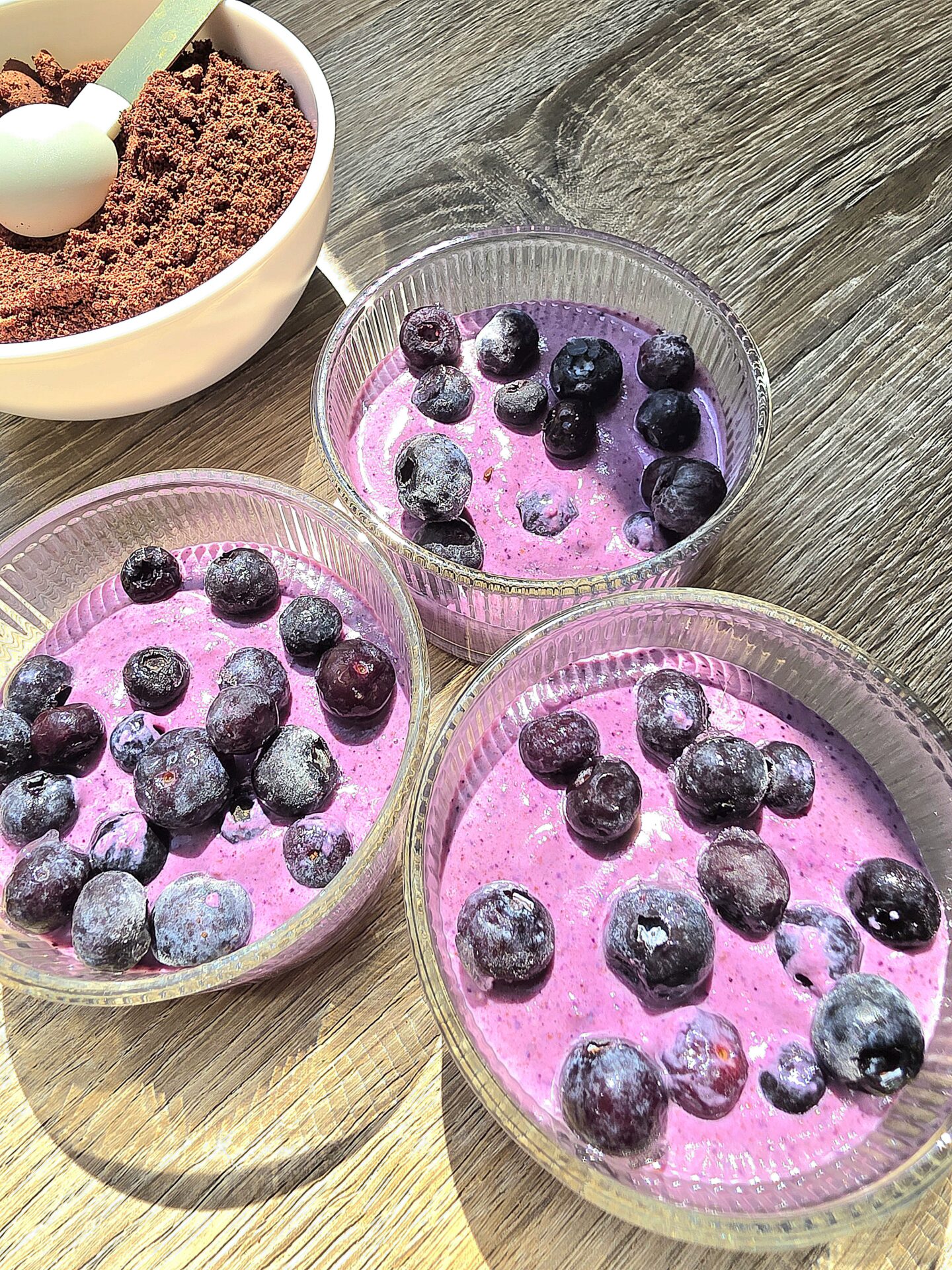 VEGANES BLAUBEER-EIS MIT KAKAONIBS