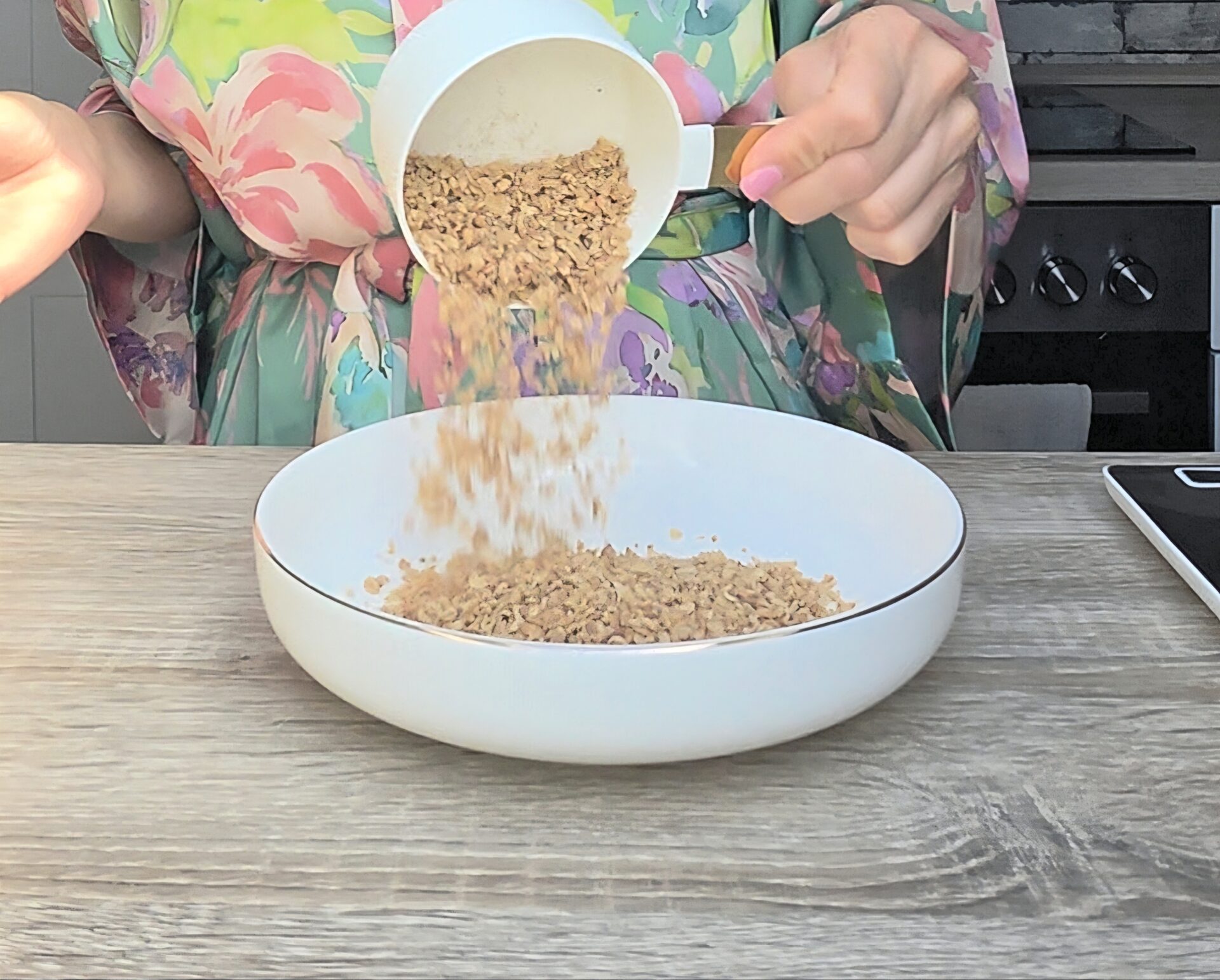 BUCHWEIZENFLOCKEN MIT VEGANEM JOGHURT UND APRIKOSENKERNEN