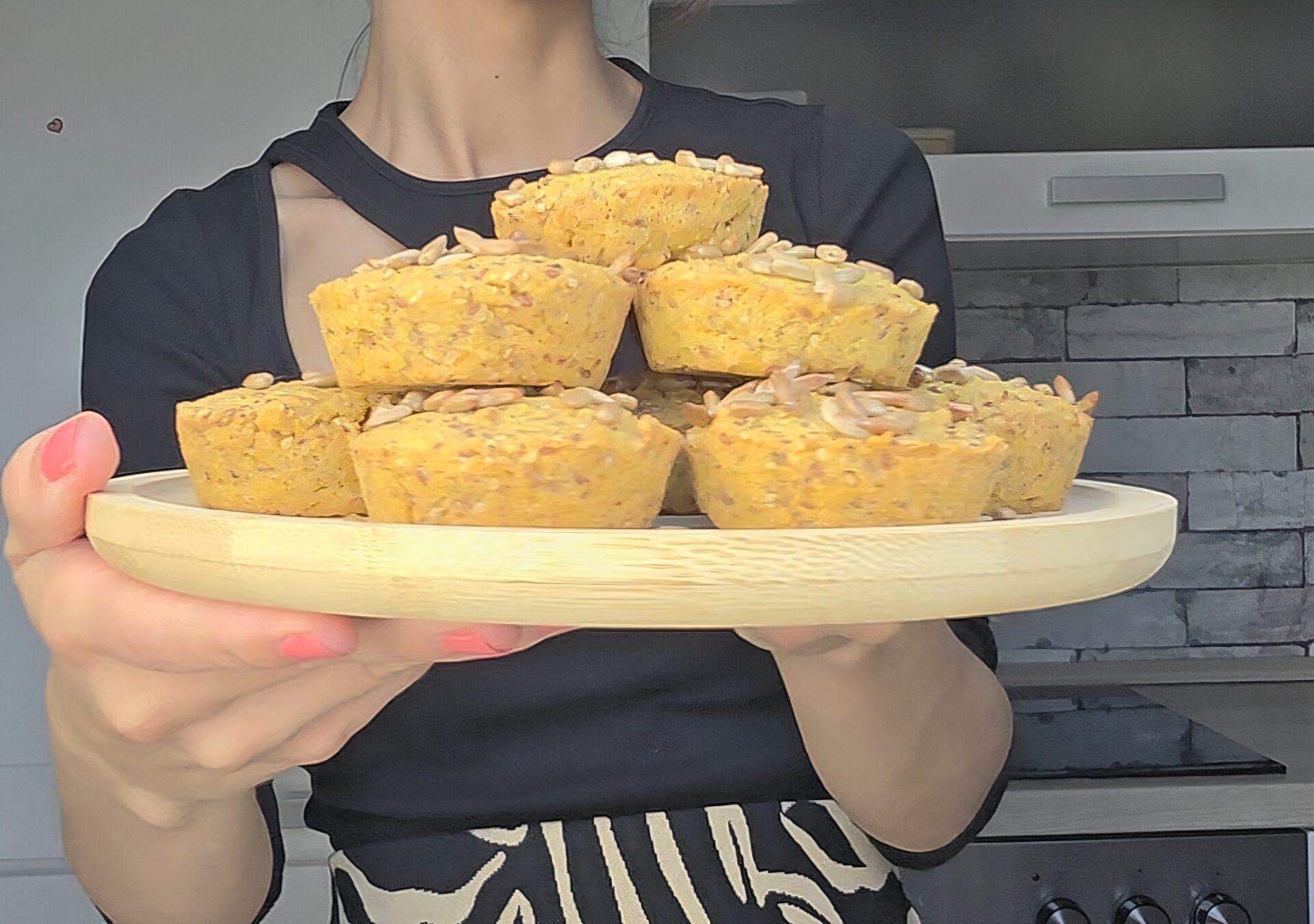 Glutenfreie herzhafte Muffins mit Kichererbsen- und Maismehl